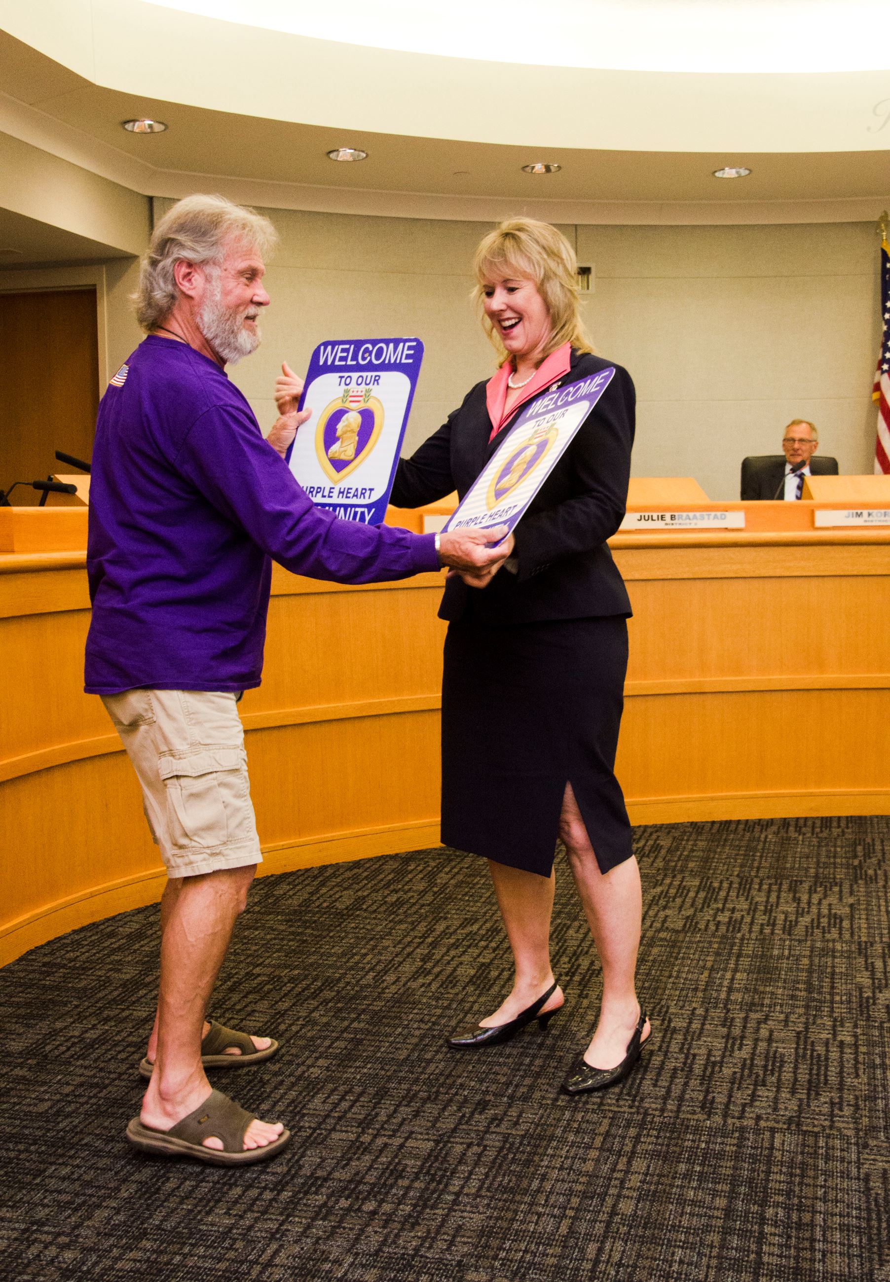 Veteran Chuck Jones presents Purple Heart sign to Commissioner Sivarajah